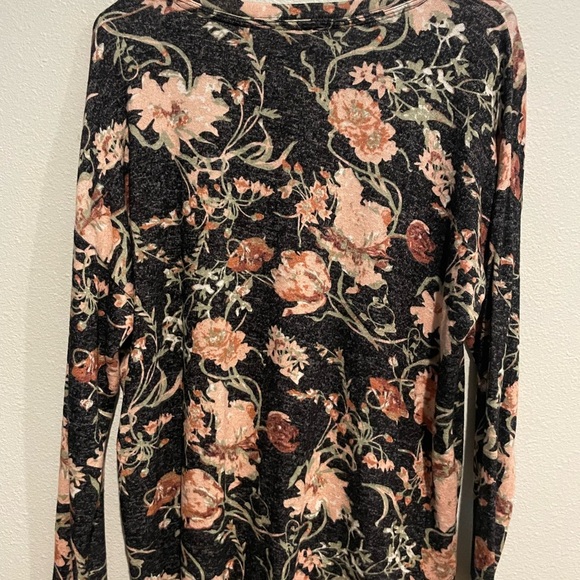 Well Worn Super Soft V Neck Floral Long Sleeve Shirt. Size M - Picture 4 of 5